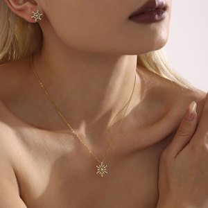 เครื่องประดับกันน้ำไม่หมอง ฐานสแตนเลส 316L ชุบทอง 14k 18k PVD ประดับเพชรซิคอนรูปเกล็ดหิมะ สร้อยคอสำหรับผู้หญิง - Product Image 3