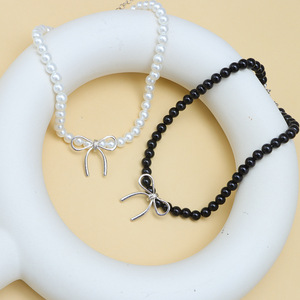 สร้อยคอโชคเกอร์มุกเทียมสำหรับผู้หญิงพร้อมดีไซน์โบว์สีขาวและสีดำเครื่องประดับแฟชั่นสวมใส่ทุกวัน - Product Image 1