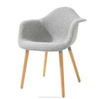 Chaise de salle à manger avec accoudoirs, style européen moderne, revêtement en tissu, pieds en bois de hêtre, pour restaurant DC-311DV
