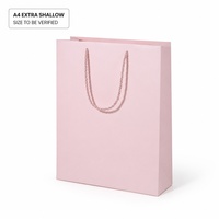 Sac shopping rose A4 en papier imperméable avec poignée en corde, design rectangulaire peu profond, pour cadeaux, événements commerciaux, vente en gros, gaufrage personnalisé