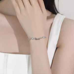 Bracelet en argent pur S925 pour femme, luxe léger, <span class=keywords><strong>pierre</strong></span> <span class=keywords><strong>de</strong></span> <span class=keywords><strong>lune</strong></span>, motif feuille d'herbe Tang, vente directe usine <span class=keywords><strong>de</strong></span> bijoux - Product Image 4