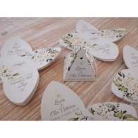 Boîte cadeau de mariage triangulaire recyclable avec doublure en éponge, finition rigide mate et gaufrage pour faveurs et cadeaux