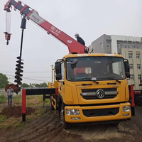 Camion-grue de 8 tonnes avec accessoire de forage par tarière et télécommande pour la construction de poteaux électriques