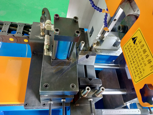 Scie à ruban Machine de <span class=keywords><strong>découpe</strong></span> de tube de tuyau CNC en métal entièrement automatique en <span class=keywords><strong>acier</strong></span> à profil d&amp;#39;angle de 45 degrés - Product Image 6