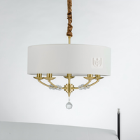 Lustre de luxe au design élégant avec abat-jour en tissu blanc et charnières dorées, éclairage de qualité supérieure pour la décoration de maison de style campagnard