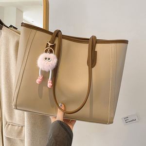 Bolso pequeño de hombro estilo mensajero con asa superior de seda satinada color limón amarillo para usar bajo el brazo - Product Image 3