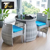 Ensemble de table et de chaises de balcon extérieur personnalisé en trois pièces avec coussins, design minimaliste en métal