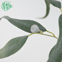 Vente en gros de feuilles d'eucalyptus en latex de 90 cm, plantes artificielles au toucher réel avec fruits, design à 3 fourches pour arche de mariage, décoration de la maison