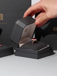 Nuevo Estuche para Joyas de Alta Gama: Anillo de Diamantes, Collar, Pendientes, Colgante y Pulsera en Gris Clásico - Product Image 1