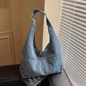 Bolso de hombro de mezclilla de gran capacidad para mujer, estilo bohemio retro con logo personalizado bordado. - Product Image 3