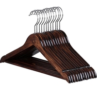 Vente en gros de cintres en bois naturel avec rainures pour les épaules cintres en bois avec logo personnalisé pour vêtements pour armoire ou salle de bain