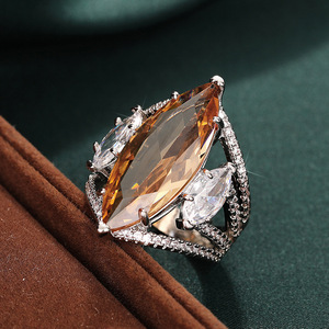 Anello Statement Marquise da Donna, Stile Audace per Feste e Riviste, Elegante Accessorio per Mani, Idea Regalo - Product Image 2