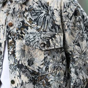 Chaqueta Bomber Personalizada Estilo Vintage con Bordado Floral y Estampado de Camuflaje, Hombros Caídos, Cuello Beisbolero, Chaqueta Varsity para Hombre - Product Image 3