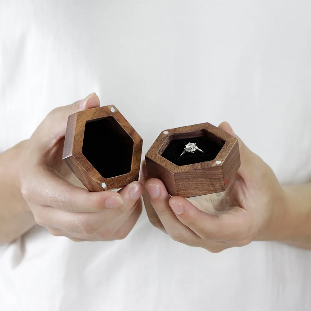 2022 नई आगमन लक्जरी कस्टम लोगो अखरोट की लकड़ी शादी के गहने के छल्ले बक्से सगाई प्रेम प्रसंग अंगूठी बॉक्स