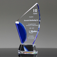Trophée créatif en cristal bleu avec design incurvé pour la reconnaissance artistique, créative et événementielle