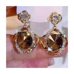 ต่างหูแฟชั่นหรูหราชุบทองประดับคริสตัลเพชรทรงหยดน้ำ ดีไซน์เข้าได้กับทุกชุด พร้อมเข็มเงินแท้ ขายส่งราคาพิเศษ - Product Image 1