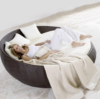 Chaise longue en osier ronde en osier pour la maison, ensemble de lit de bronzage avec canapé rond en rotin unique