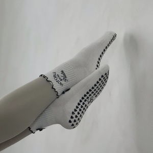 Lettere ricamate Custom Yoga Grip calzini antiscivolo Pilates Reformer calzini economici popolari griffati <span class=keywords><strong>con</strong></span> fiocchi <span class=keywords><strong>con</strong></span> volant - Product Image 3