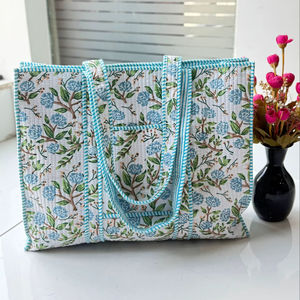 Sac fourre-tout matelassé réversible en coton bio fait main, imprimé au bloc, fermeture ouverte, grande taille, motif floral Kantha, été-automne - Product Image 1