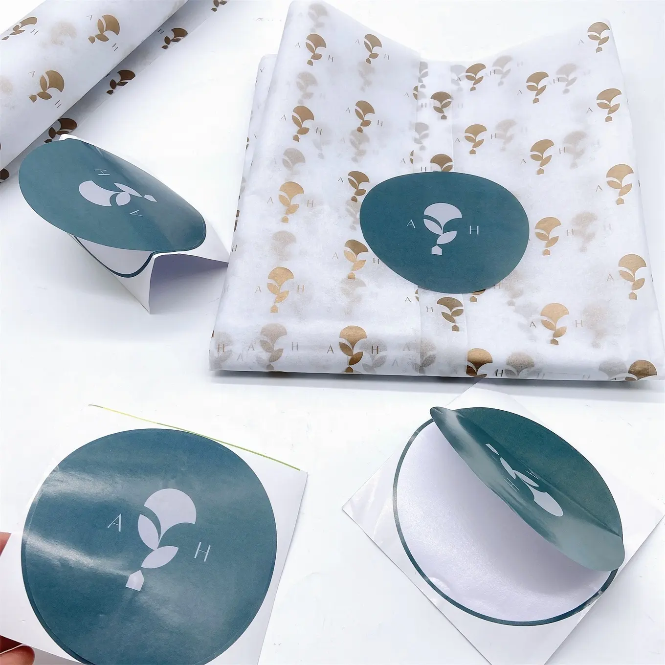 कस्टम चिपकने वाला मुद्रण स्टीकर फैब्रिक कागज कपड़े लेबल परिधान के लिए स्टीकर कपड़े