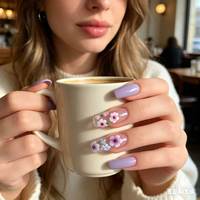 Uñas Postizas con Diseño Floral de Lavanda, Forma Ataúd Mediana, Base Nude, Diseño de Flores Pintadas a Mano, Puntas de Uñas Reutilizables