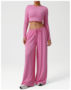 Top e pantaloni sportivi sportivi da donna a figura intera sono adatti per lo Yoga e le attività quotidiane. Arrivano in un Set di due pezzi. - Product Image 2