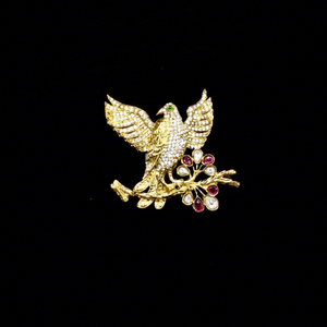 Broche Majestic Bird plaquée or, zircone cubique, forme plume, bijoux de fête en laiton pour homme et femme, idéale pour les mariages et les soirées. - Product Image 1