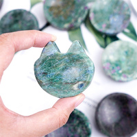Bol en cristal naturel de gros gravé réaction UV rubis Feng Shui dans un bol en fuchsite pour la décoration intérieure