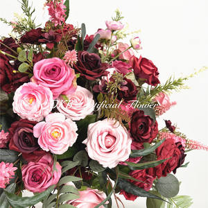 Modernas bolas de flores artificiales de 60 cm en color rojo burdeos para decoración de mesas en bodas y cumpleaños. - Product Image 3