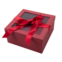 Boîte cadeau rigide pour vêtements de bébé, avec logo personnalisé en relief, revêtement UV, laminage mat, recyclable, pour la vente en gros de vêtements de nouveau-né