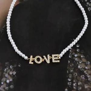 NZ1453 Chic Dainty Faux Pearl Beaded 18K Emas Disepuh CZ Micro Pave Kata Cinta Charm Kalung untuk Wanita