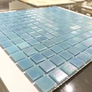 Carreaux de mosaïque de salle de bain et piscine, couleur bleu clair iridescent, dosseret en verre thermofusible