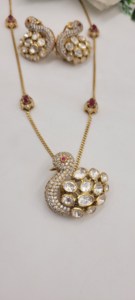 Ensemble de bijoux plaqué or de luxe comprenant un collier et des boucles d'oreilles pendantes assorties, ornées de diamants américains blancs et de pierres rouges. - Product Image 4