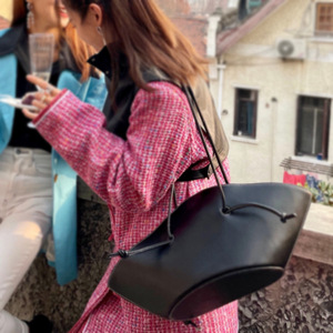 Sac à bandoulière Mifaktory à double anse nouée, couleur unie, grande capacité, en cuir PU tendance, pour femme, toutes saisons - Product Image 2