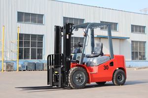 מלגזה דיזל חדשה MightyCargo CPCD30/35 5 טון 4X4 תורן דו-שלבי צמיגים מלאים גובה מזלג 3000 מ\\\"מ - Product Image 4