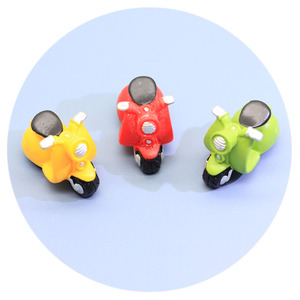 Nouvelles figurines 3D en résine, miniatures de moto rouge, jaune, vert, figurines de transport pour maison de poupée, jouets, porte-clés, bijoux, artisanat - Product Image 5