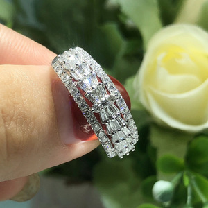F1305 Anello di Fidanzamento Classico da Donna con Diamante Taglio Baguette, Gioiello con Fascia in Diamanti Naturali - Product Image 2