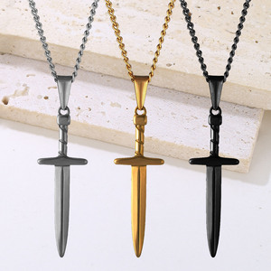 Collar con Colgante de Espada Medieval para Hombre, de Acero Inoxidable, Chapado en Oro de 18k y Plata, Resistente al Agua y al Deslustre - Product Image 1