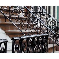 Balustrade et garde-corps de balcon en fer forgé moderne, composants de poteaux en fonte personnalisés pour les éléments décoratifs d'escalier