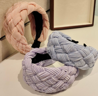 Handgefertigtes Haarband aus Eisseide mit breitem Rand und hohem Schädelvolumen im Retro-Stil – luxuriöser Haarreif für Hochzeiten & Ostern