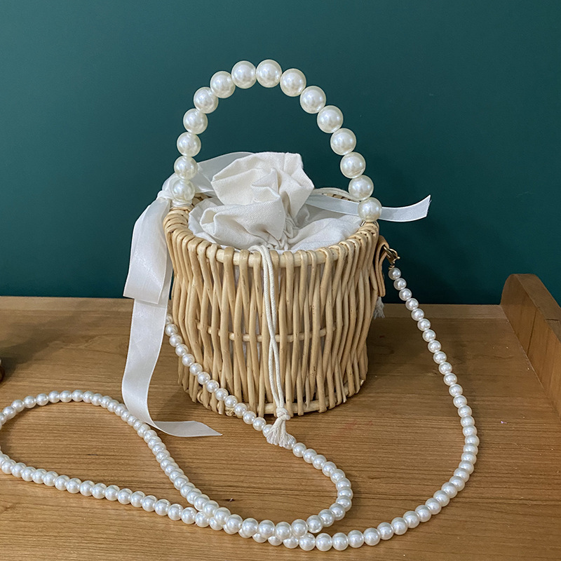 Bolso bombonera redondo con cadena larga y cinta blanco leche.