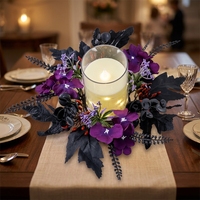 Handgefertigter Halloween-Kerzenring aus schwarzen und violetten Kunstblumen mit gotischem Mittelstück für Party- und Heimdekoration