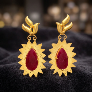 Boucles d'oreilles pendantes classiques en laiton faites à la main avec perle d'imitation plaquées or 14 carats, design indien unisexe, vente en gros - Product Image 3
