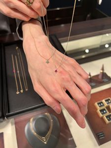 Collana in Argento Sterling 925 Placcato Oro con Zirconi, Design Minimalista a Quadrifoglio con Pietra Portafortuna, Vendita all'Ingrosso - Product Image 6