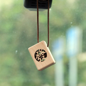 Pendentif diffuseur d'aromathérapie Mahjong ajouré en bois massif pour grille d'aération de voiture, conception magnétique, pour la maison, le bureau, ou comme cadeau - Product Image 3