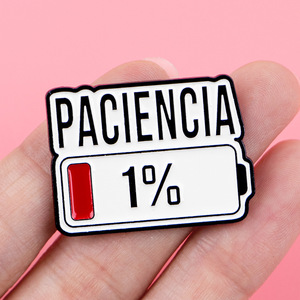 Broche de esmalte divertido y novedoso con diseño de batería de energía baja, con la frase '<span class=keywords><strong>Mi</strong></span> Batería Social 1% Paciencia' y 'Paciencia Árabe' para expresar estados de ánimo audaces. - Product Image 3