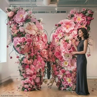 Composition florale artificielle 3D grandeur nature avec papillons, roses roses et fleurs de pêcher, accessoire floral pour toile de fond de mariage, décoration de scène de fête