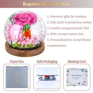 Vente en gros Boîte-cadeau de fleurs conservées à LED Trois roses pour toujours roses avec feuilles vertes et mousse dans une bouteille en verre - Product Image 4