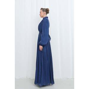 Robe de soirée élégante en satin plissé à manches longues et col montant, coupe trapèze, avec détail portefeuille et lien, pour les femmes modernes portant le hijab - Product Image 2