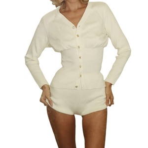 ชุดเซ็ต 2 ชิ้นแฟชั่นสำหรับผู้หญิงมาใหม่ เสื้อแขนยาวคอวีเซ็กซี่และกางเกงขาสั้นเอวสูงสไตล์ลำลอง - Product Image 1